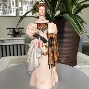 Avon Mrs Albee President’s Club Award figurine, doll, collectors